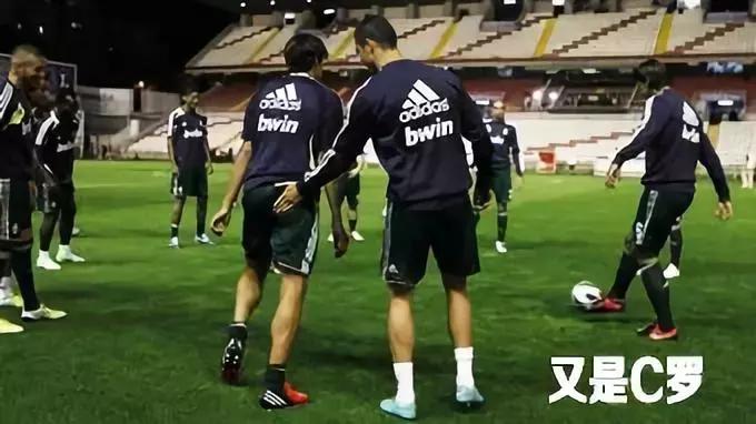 运动员为什么总喜欢摸鞋底,为什么运动员喜欢摸鞋底