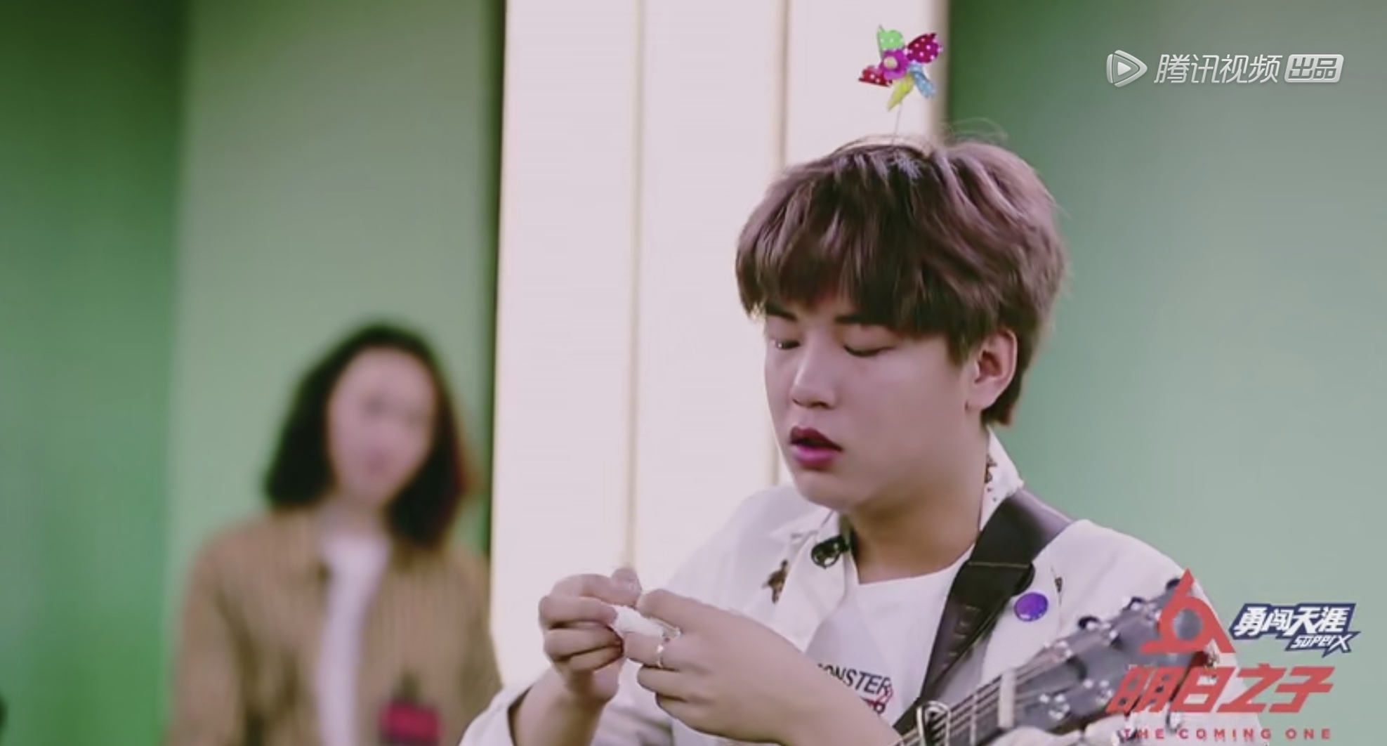 明日之子华晨宇采访落泪,华晨宇吴青峰评价邓典