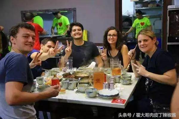 当外国人吃了火锅后，仿佛新世界的大门就被开启了