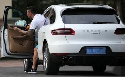 国足虽然没有机会踢世界杯,但座驾不比国际球星差多少!