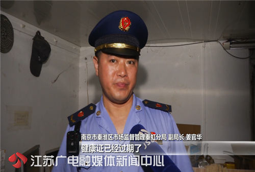 光身大汉炸鸡排、厨师叼烟切烤鸭这些网红外卖你还吃得下吗？