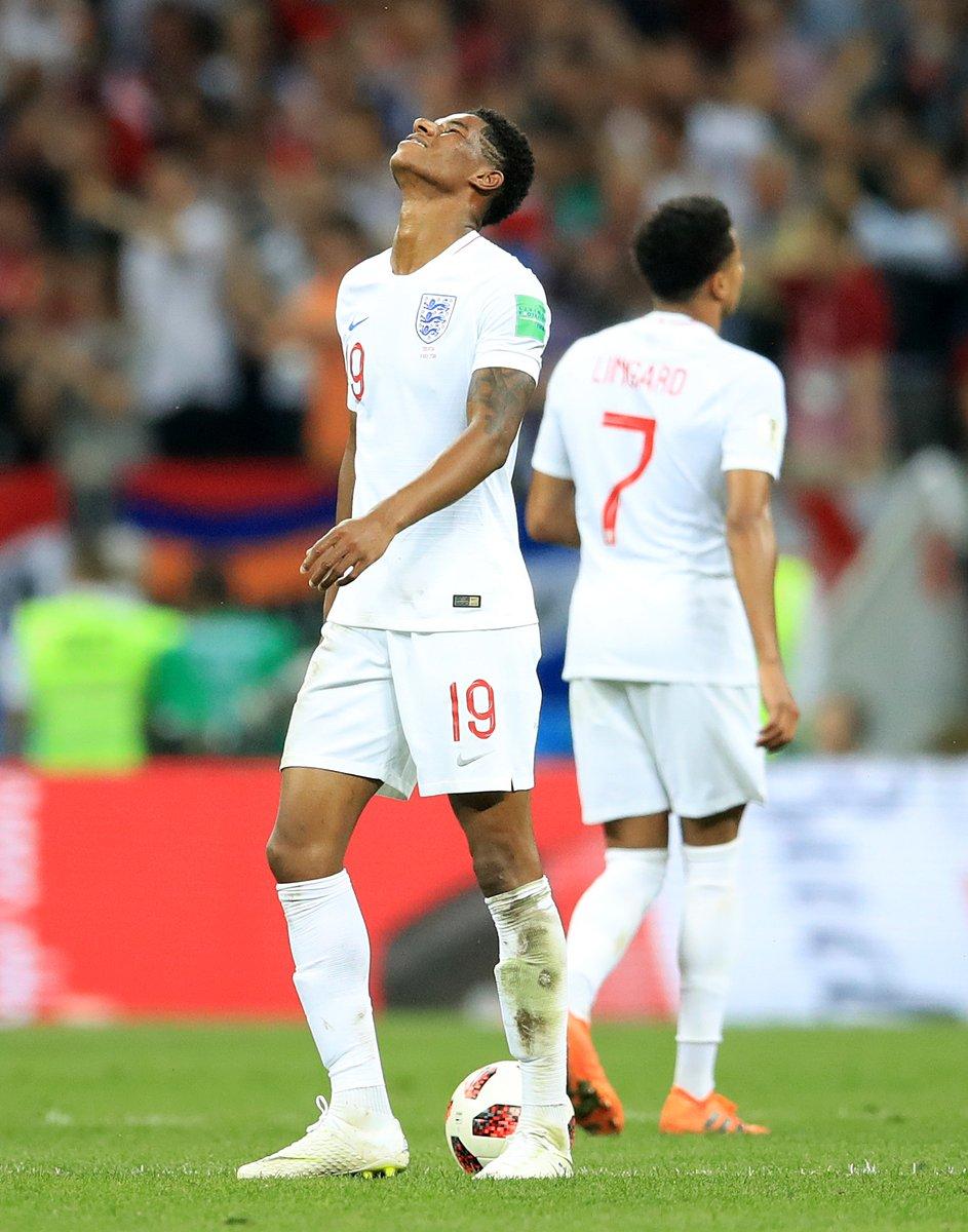 这球到底违例吗？克罗地亚庆祝时，英格兰发起快攻却被吹停……