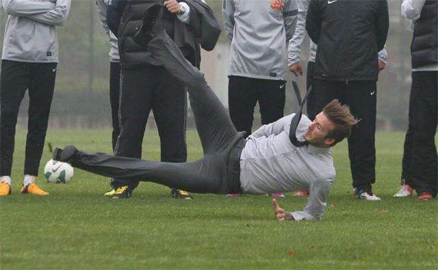 被压倒的摄影师，致谢他们球场上抓拍瞬间（搞笑旁白）