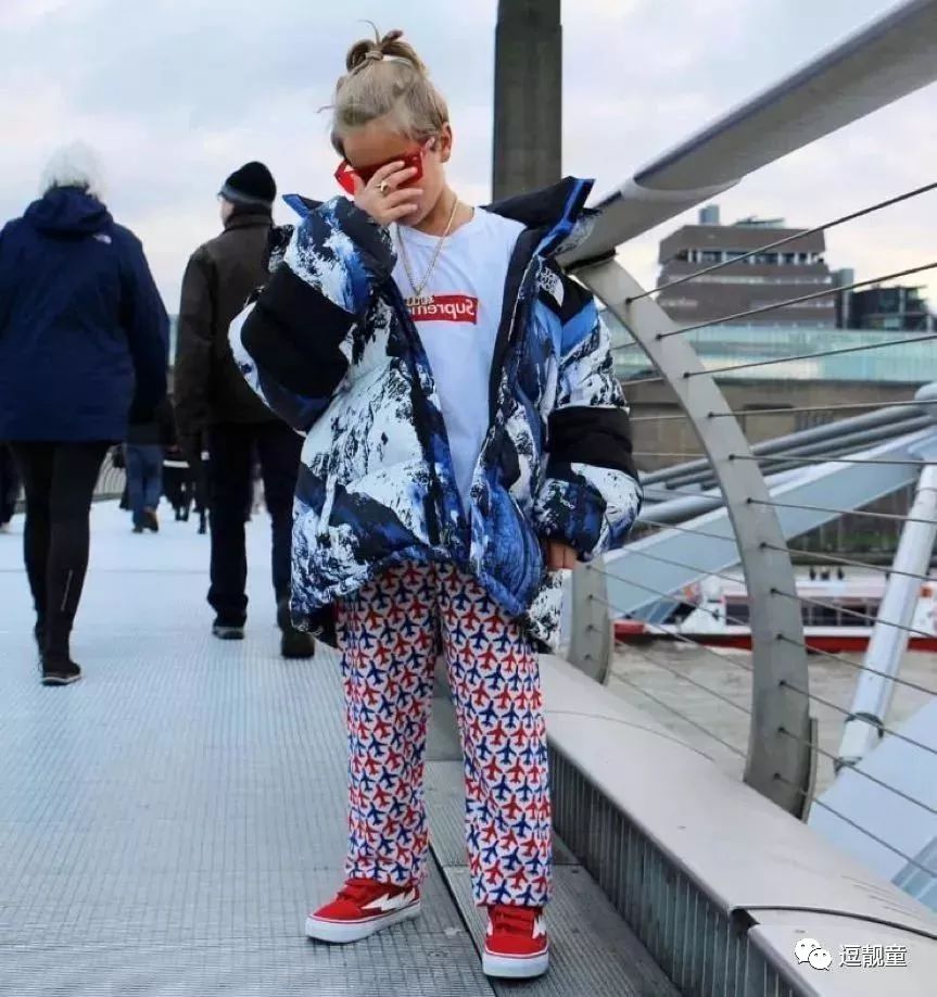 把自己装扮起来假装很酷,把自己打扮得酷一点