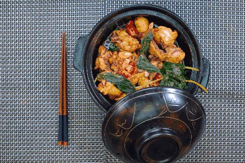 中国四川旅游看世界级的美景和可爱大熊猫,品尝当地火辣的美食!