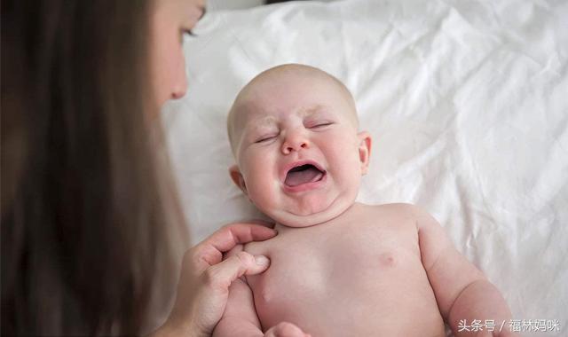 宝宝睡前特别哭闹有什么安抚方法,宝宝晚上哭闹怎么哄睡