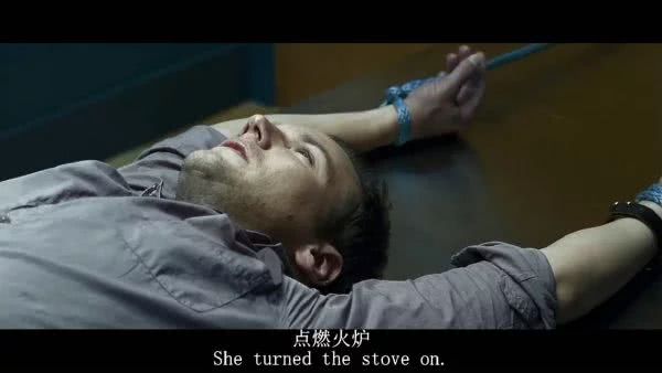 *兽禽**摄影师作恶多端，小萝莉主动约他将其灌醉，醒来后懵逼了