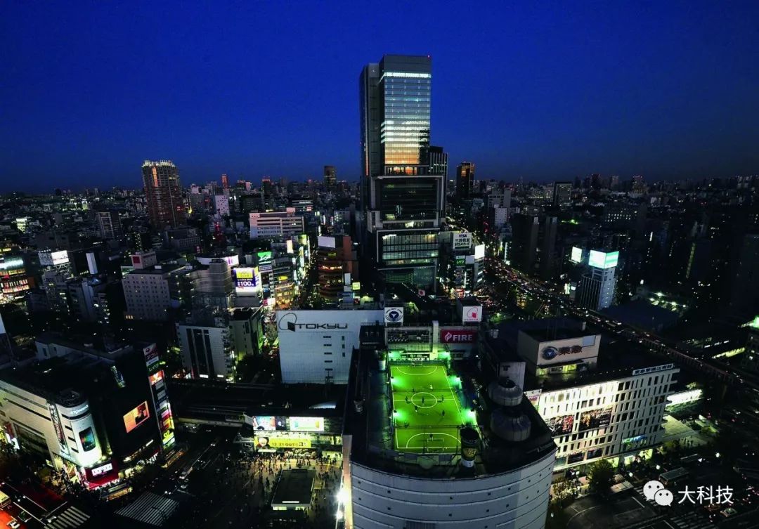 足球场奇葩时刻集锦,世界上最奇葩的球场