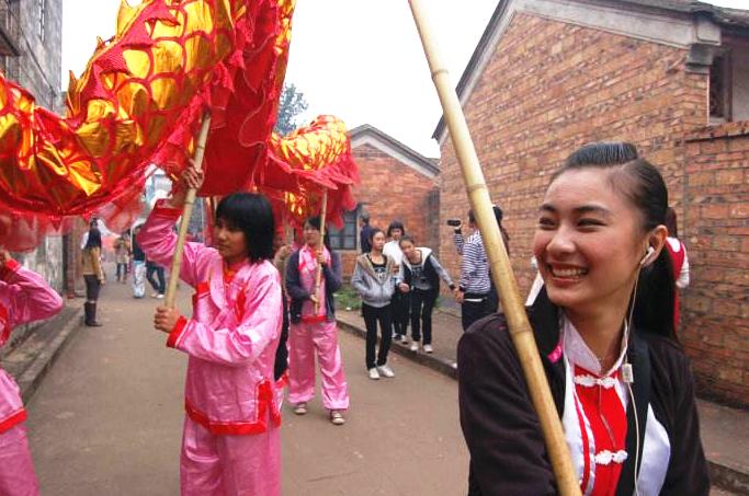广东湛江的奇人奇事,广东湛江神奇的穿令箭民俗表演