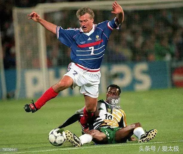 法国队2018夺冠拿大力神杯,2018世界杯法国举起大力神杯