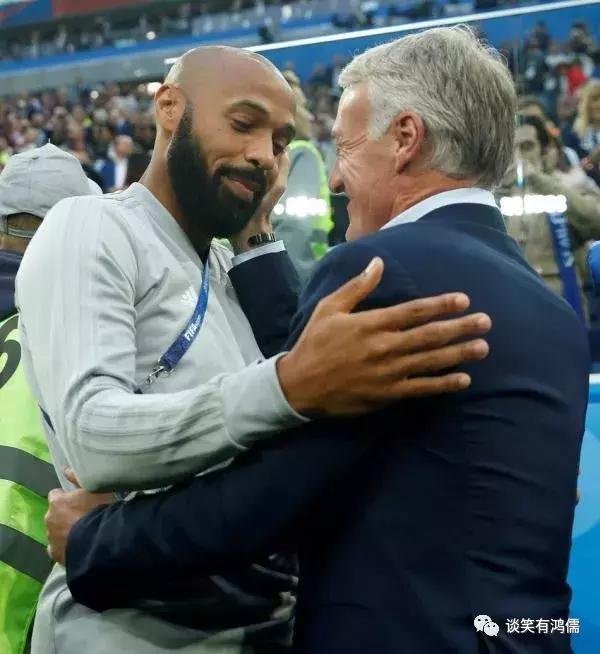 马克龙革命作品,马克龙足球