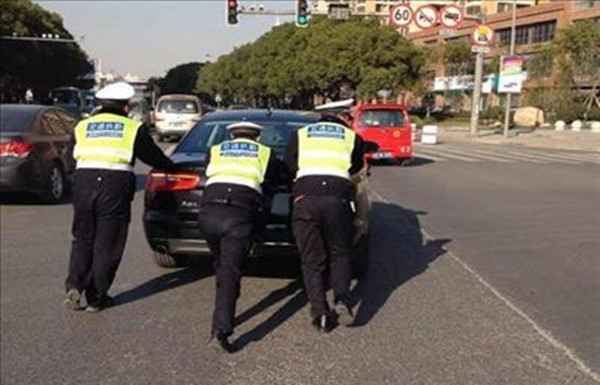 小车在高速没有油了怎么办,半路没油了教你免费解决