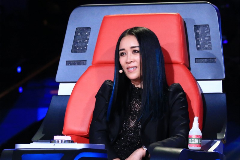 那英巅峰时期跟邓丽君齐名,那英超越邓丽君