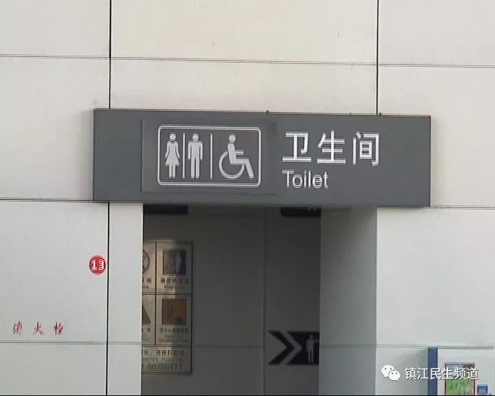 恶心!女子在镇江南站上厕所,隔壁突然伸进一只手,还拿着这个