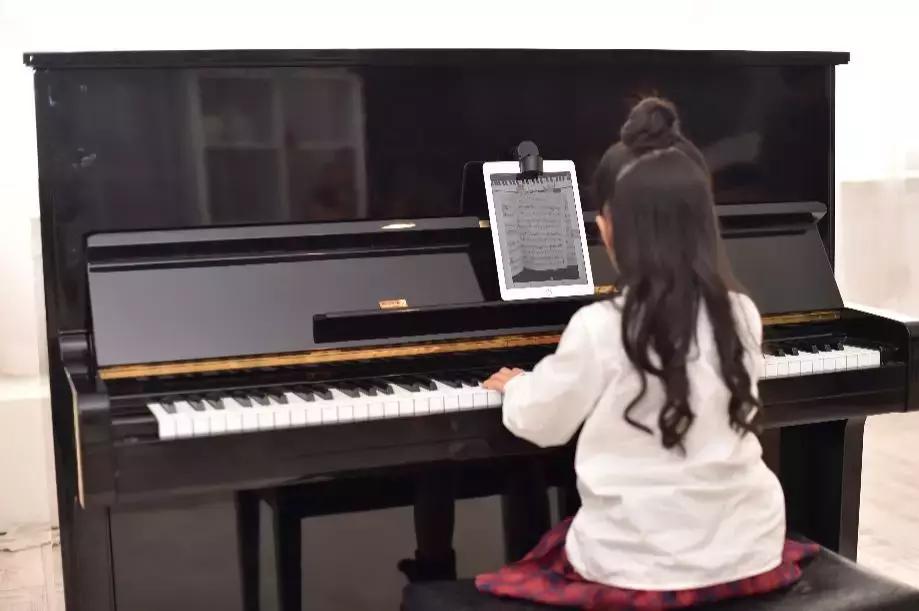 用“iPad+专利镜头”1对1陪练,妈妈再也不用担心孩子练琴了