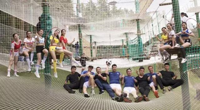 企鹅星主播化身足球宝贝天岳飞龙体验刺激飞跃之旅