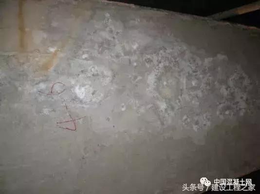 混凝土表面泛白泛碱危害,混凝土地面泛碱怎么办