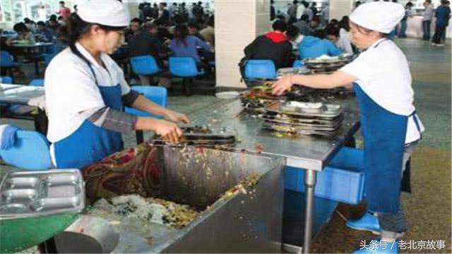 酒店服务员偷吃剩下菜,酒店吃剩的菜服务员可以打包吗