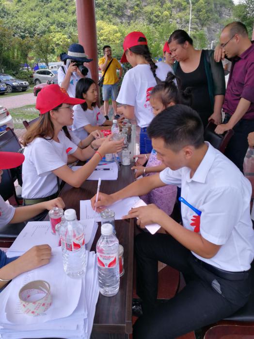 观山湖区多部门联合开展美沙酮维持治疗宣传进社区活动