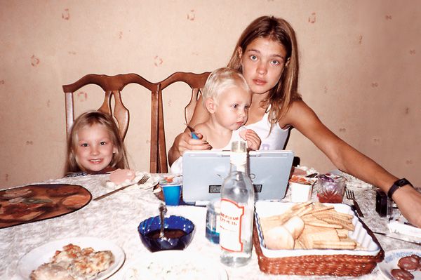 两人护送大力神杯,护送大力神杯的俄罗斯绝代佳人