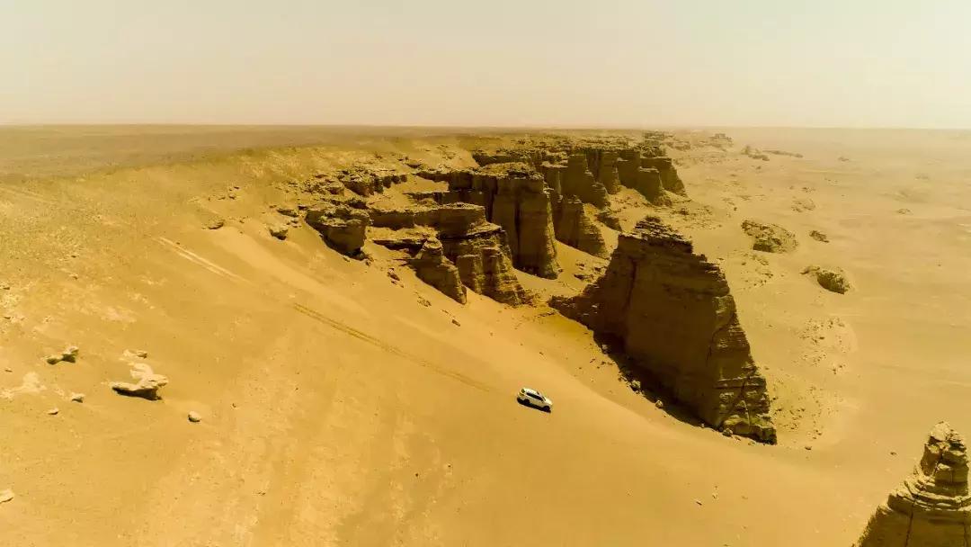 沙漠里把车开到起飞，这才是男人该玩的游戏｜远途心路