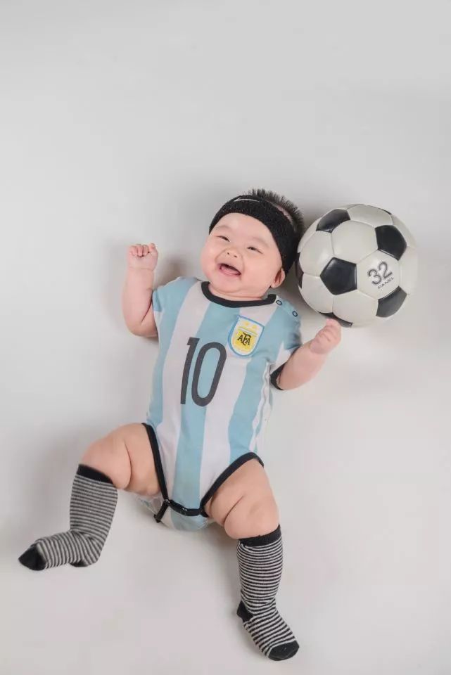 发宝贝踢足球照片的朋友圈,孩子踢足球得奖发朋友圈
