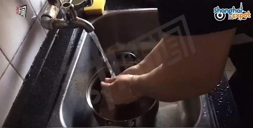 老外学中国人吃西餐,外国人学中国人吃糖