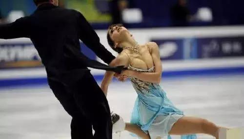 花样滑冰“尴尬”害羞瞬间，摄影师无死角*拍偷**，网友看完不高兴了