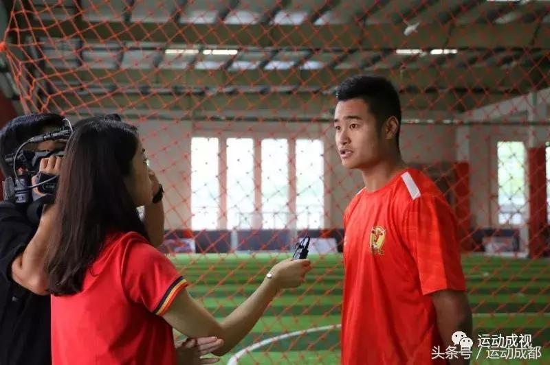 泥潭中的足球梦四川山区小学生“踢”出一片绿茵地