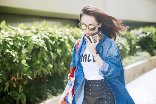 lucky李乐祺戚薇同款,lucky李乐祺与戚薇机场离别完整版