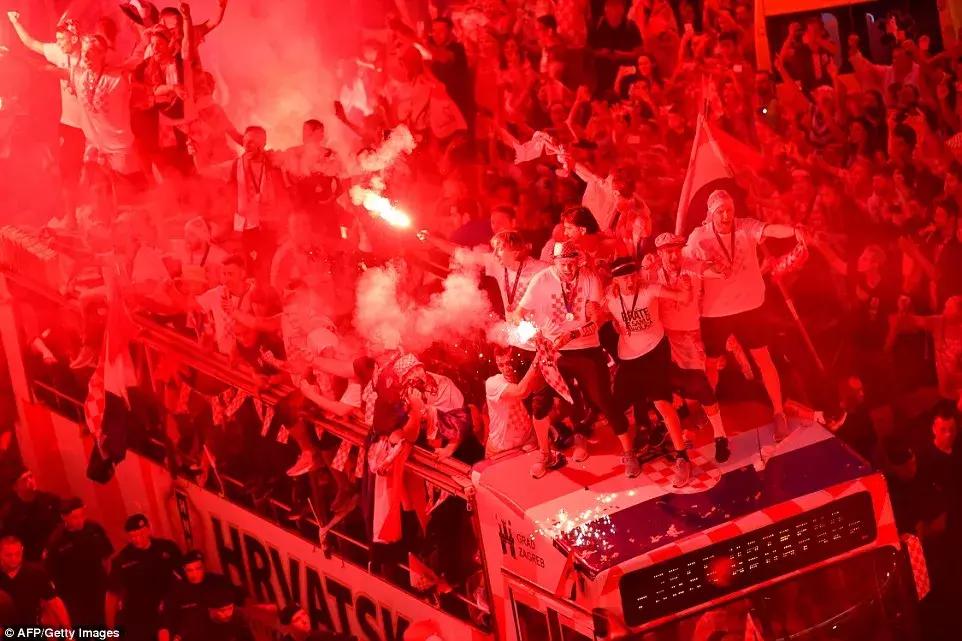 战机护航直播,克罗地亚首都数万球迷狂欢庆祝