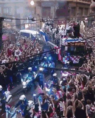 克罗地亚球迷赛后欢庆,克罗地亚首都球迷欢庆胜利