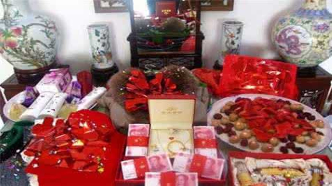 农村结婚收高价彩礼小伙被逼无奈,农村小伙为什么娶媳妇越来越难