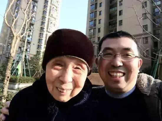 朋友圈戳中泪点的9组照片：当父母老得像个孩子……