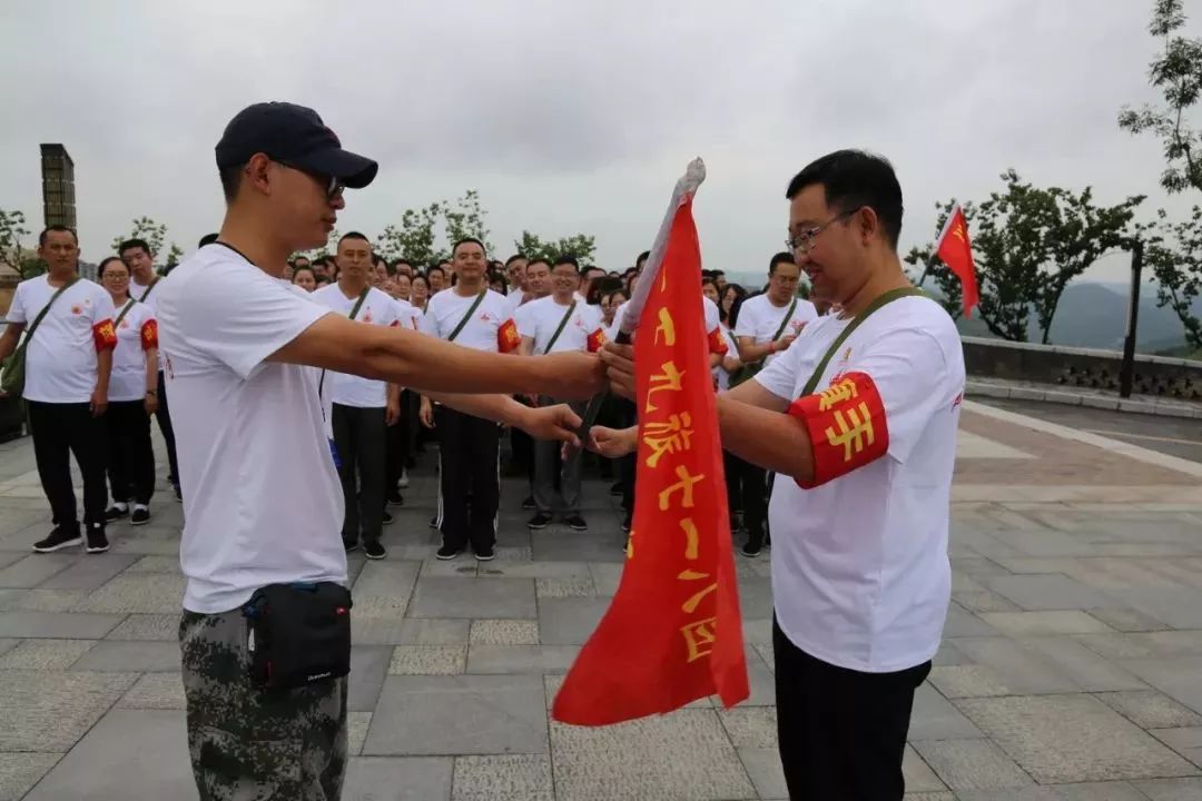 鍏ㄤ綋鍏氬憳璧村欢瀹夌孩鑹查潻鍛芥牴鎹湴,涓冨崄鍚嶅厷鍛橀綈鑱氱孩鑹叉牴鎹湴