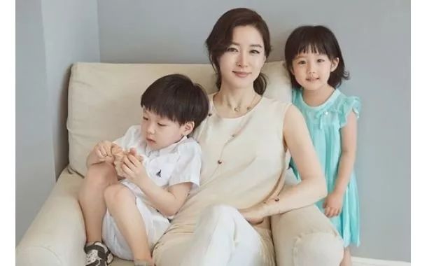 李英爱52岁状态,李英爱长发短发对比图片