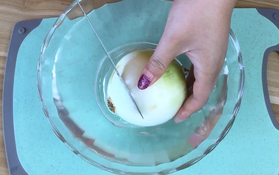 切洋葱有什么办法不辣眼睛吗,洋葱怎么切才不辣眼睛的小妙招