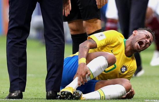 内马尔被犯规一笑而过,内马尔被犯规笑了