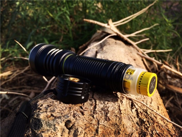 一射就是一大片，务本A214200流明直充强光手电实测