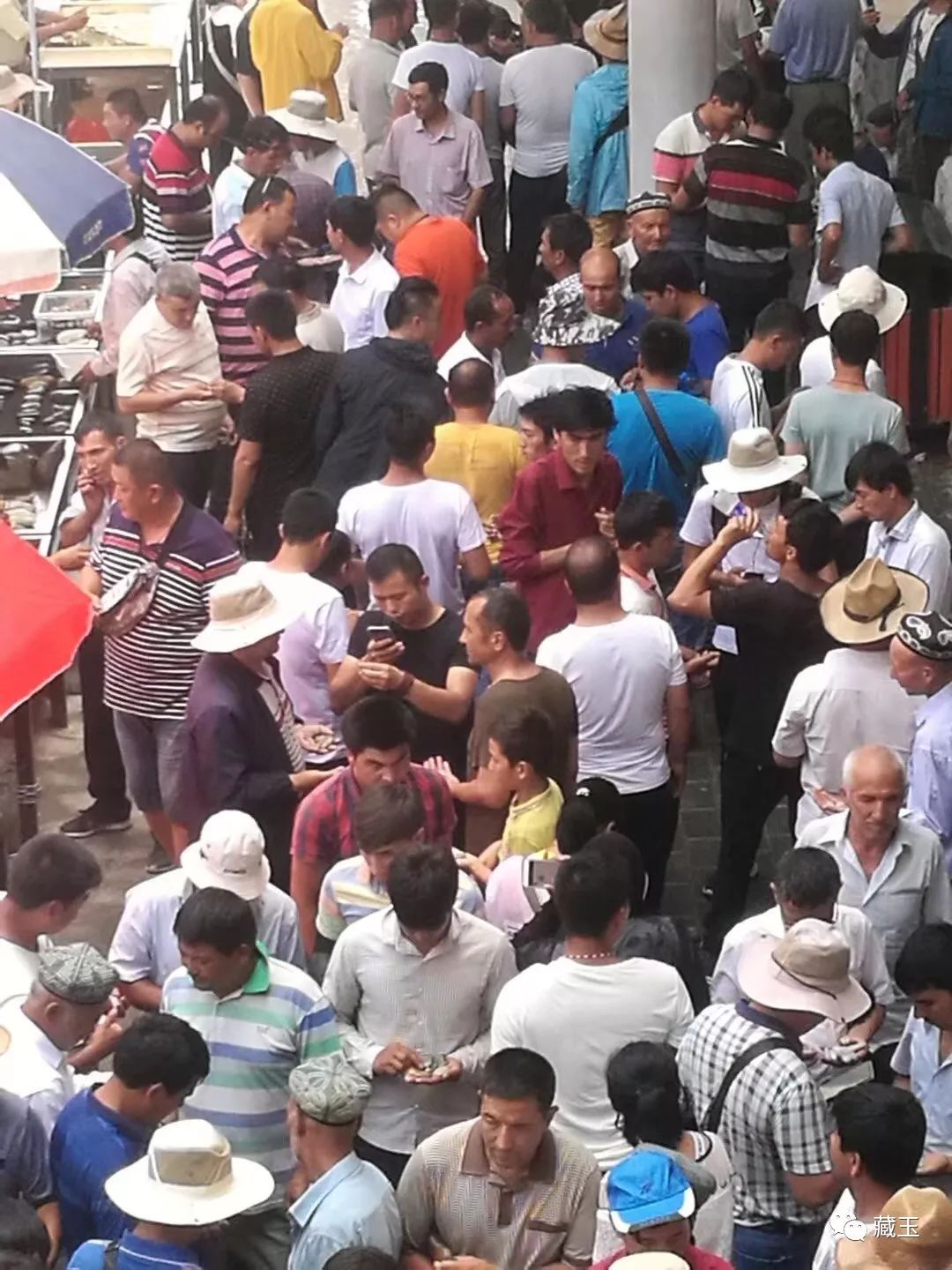 18个雕件45万！我在手机上看了一场和田玉的直播……