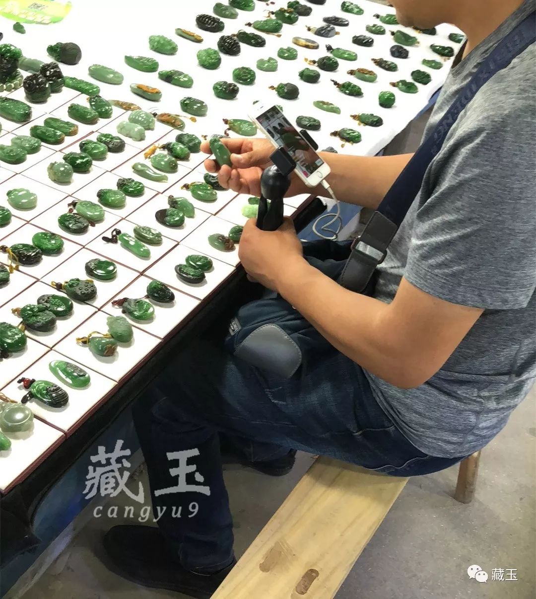 18个雕件45万！我在手机上看了一场和田玉的直播……