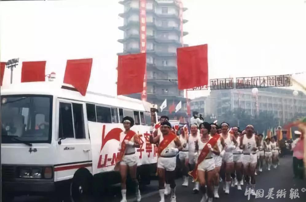 李宁拿大哥大短袖,2018年李宁纽约时装周