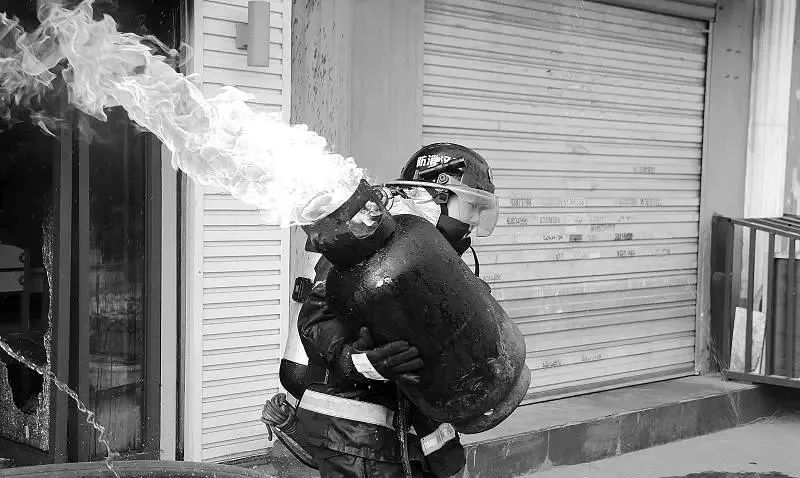 中国军人的身躯究竟背负着怎样的责任和使命?这几张图片告诉你!