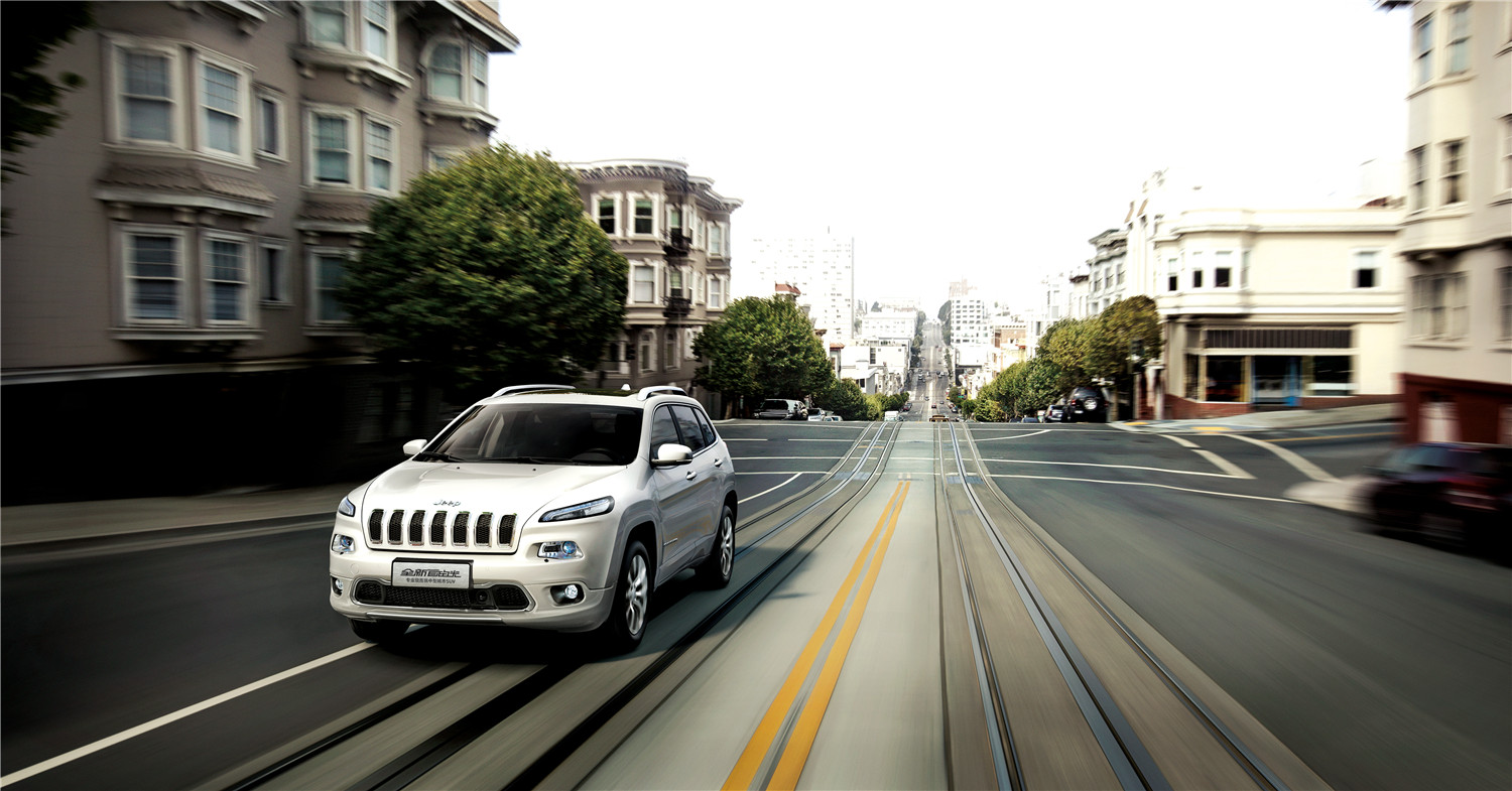 科鲁兹对比福克斯哪款好,科鲁兹和福克斯两厢哪个更好