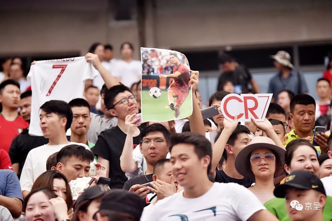 球迷冲入球场拥抱c罗击掌,小球童和c罗击掌后的反应