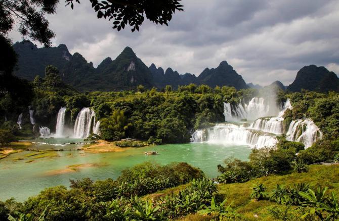 德天瀑布和黄果树瀑布哪个更壮观,中国最大瀑布黄果树瀑布美景分享