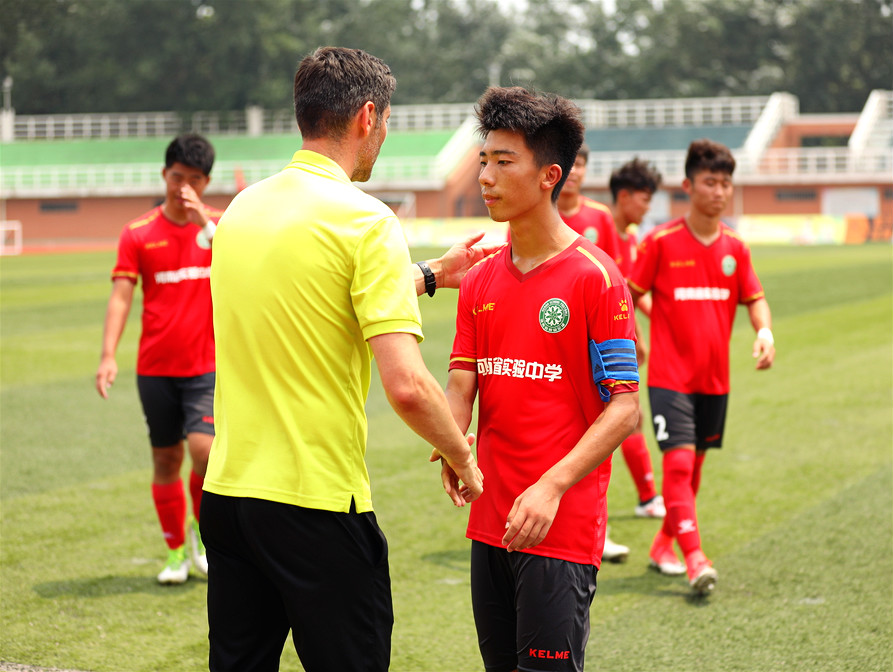 一刻镜头下的校园足球“德比之战”