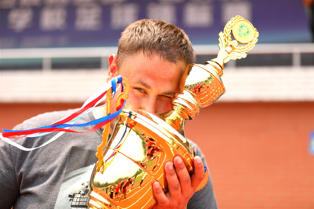 一刻镜头下的校园足球“德比之战”