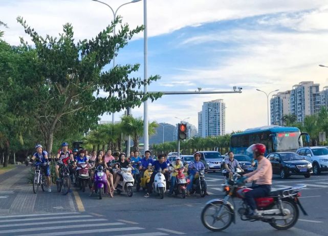 开着奥迪自驾的小姐姐,开着百万奥迪的小姐姐