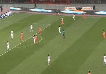 卡洛斯的惊世任意球动态,足坛逆天过人动作